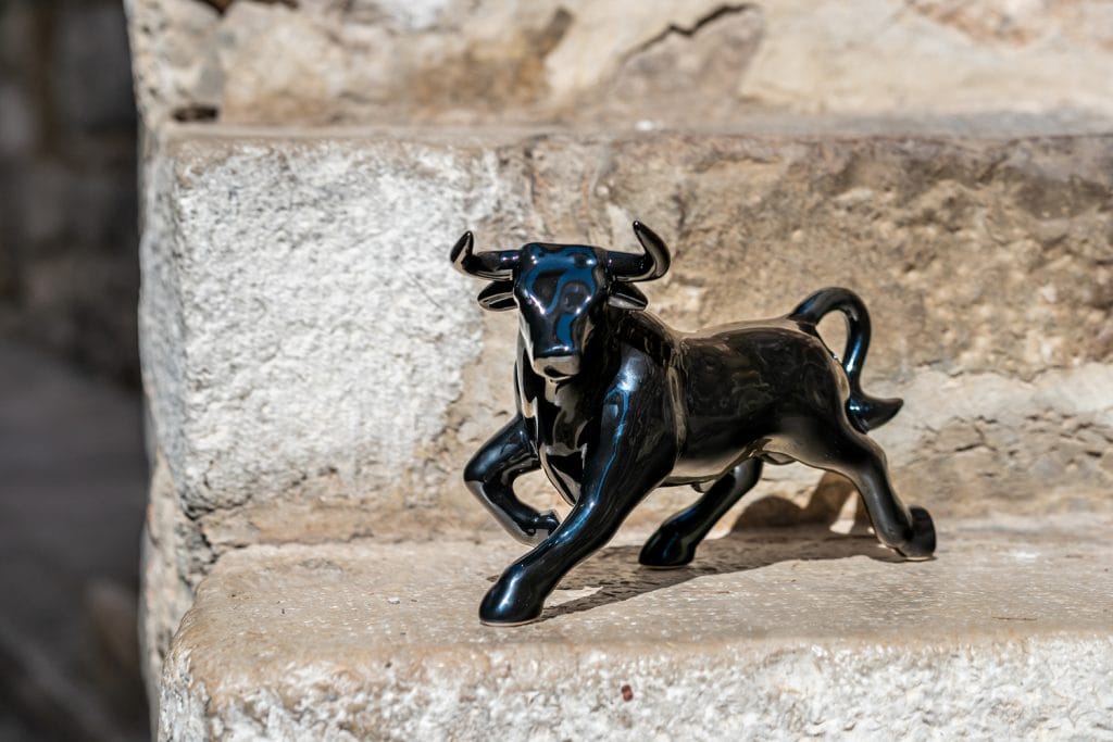 DSC0231 1 El toro Olé: Un icono de fuerza en diseño minimalista 1